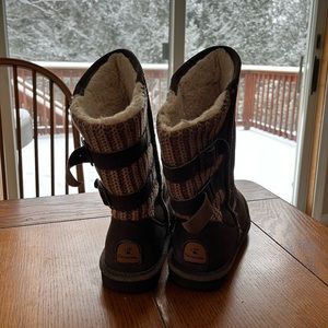Size 8 bear paws in good condition! Great for winter and stylish!